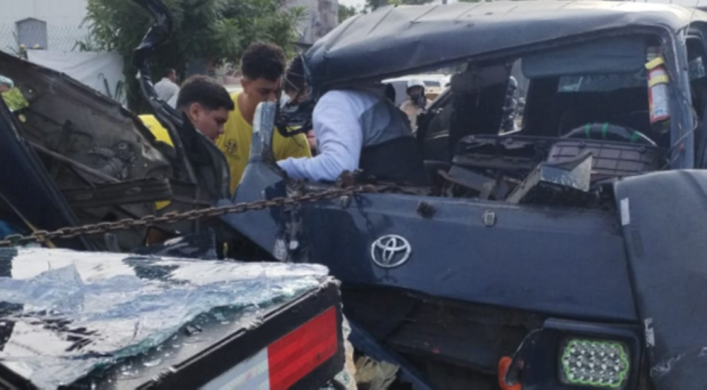 Al menos cinco personas lesionadas deja choque entre microbús y camión en Ilopango