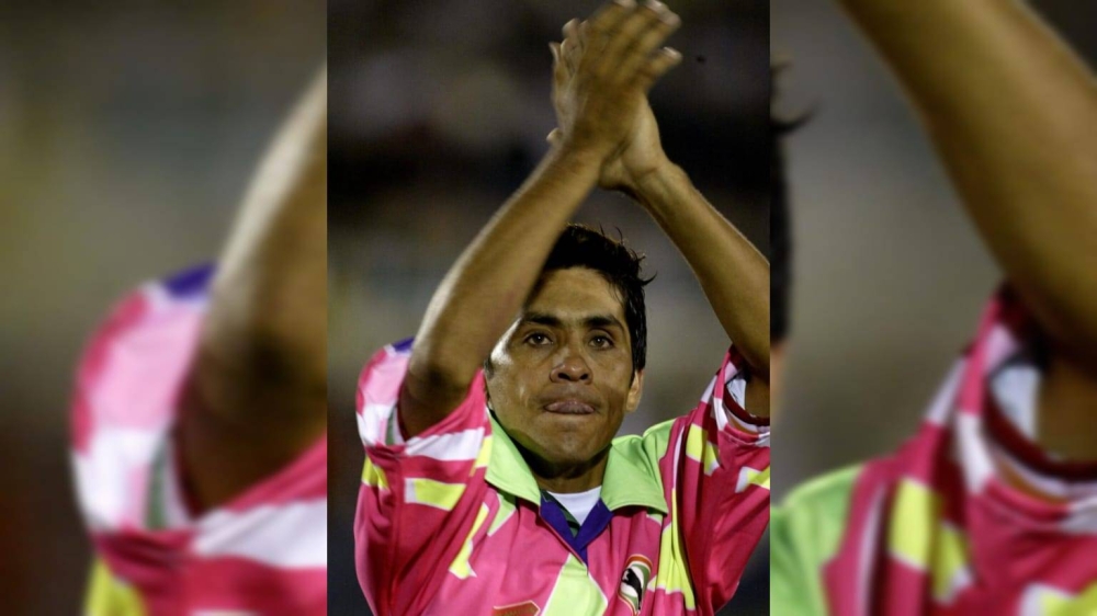 El Museo FIFA rinde homenaje al guardameta mexicano Jorge Campos con una de sus camisetas