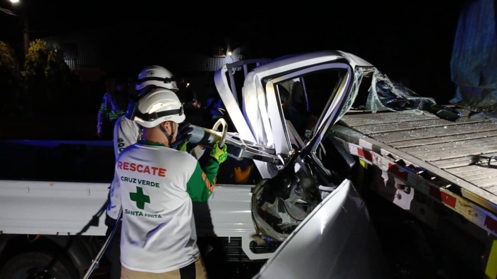 Choque entre camión y pick up deja a un joven muerto en Sonsonate
