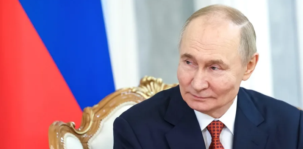 Putin dice que Rusia planea reducir gastos en defensa y niega planes agresivos