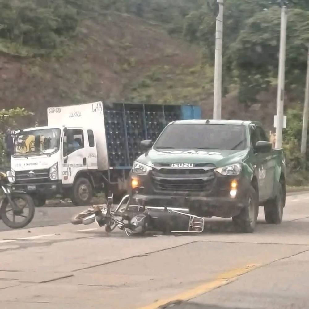 Un vehículo del Censo Agropecuario y de Pesca se accidentó y dejó un motociclista lesionado en Santa Ana