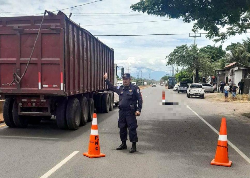 Peatón muere atropellado por un tráiler en carretera a Acajutla