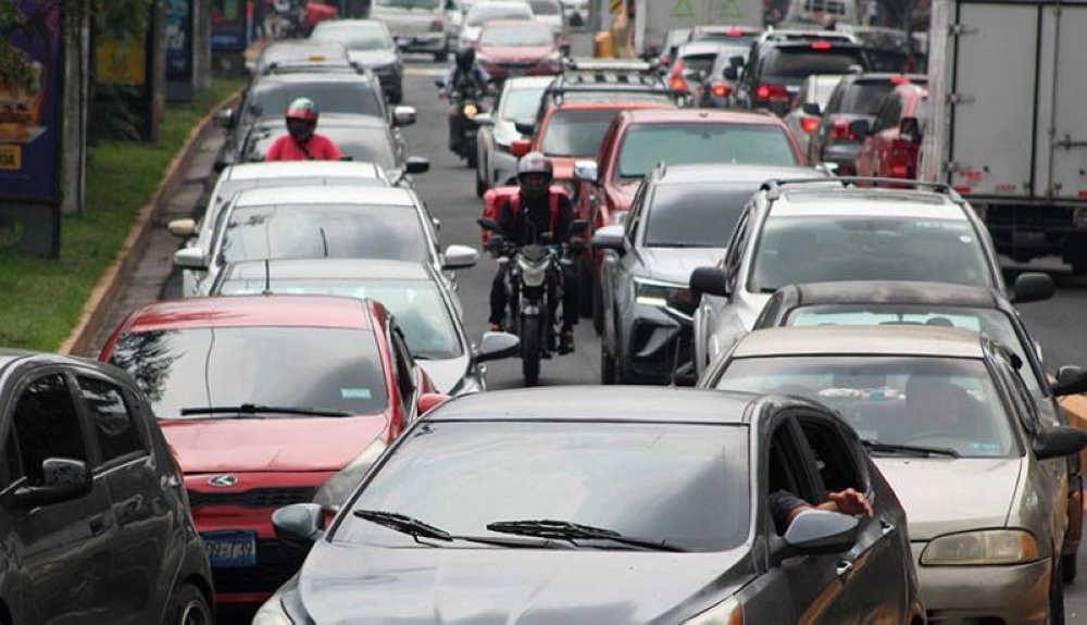 Parque vehicular aumentó 8.5 % en el último año, según el VMT