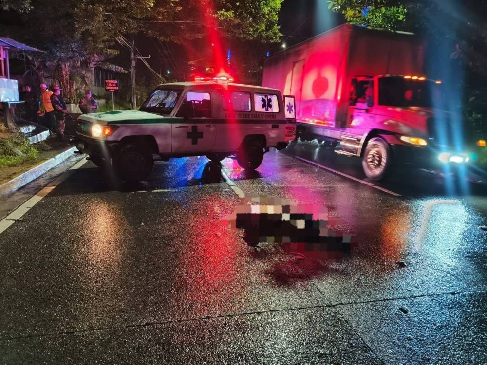 Peatón falleció al ser atropellado por un motociclista, una rastra y otros dos vehículos