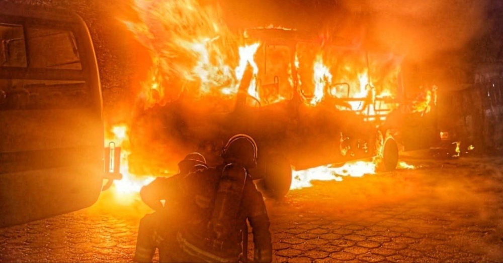 Dos buses se quemaron esta madrugada en Antiguo Cuscatlán
