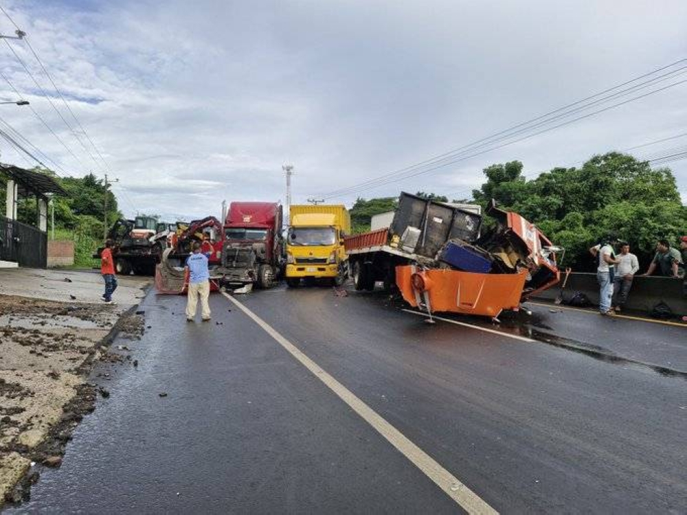 Reportan choque entre varias rastras en cercanías de Quezaltepeque