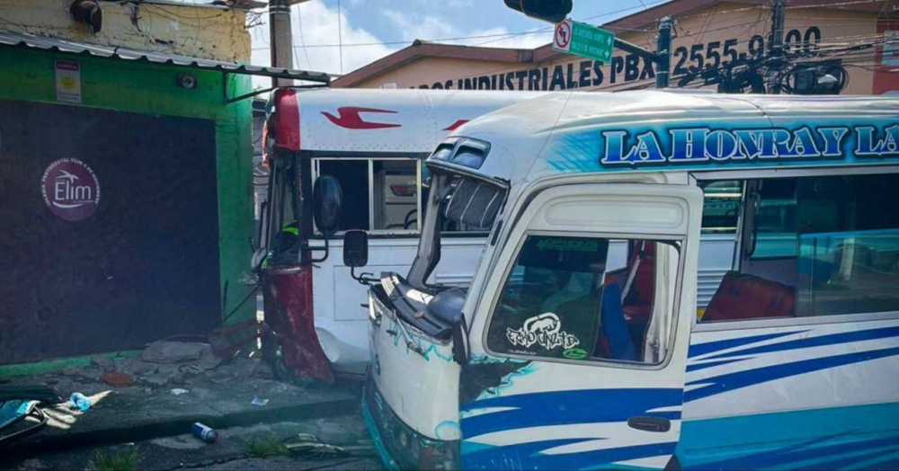 Cinco lesionados en accidente de tránsito entre un bus y un microbús en San Salvador