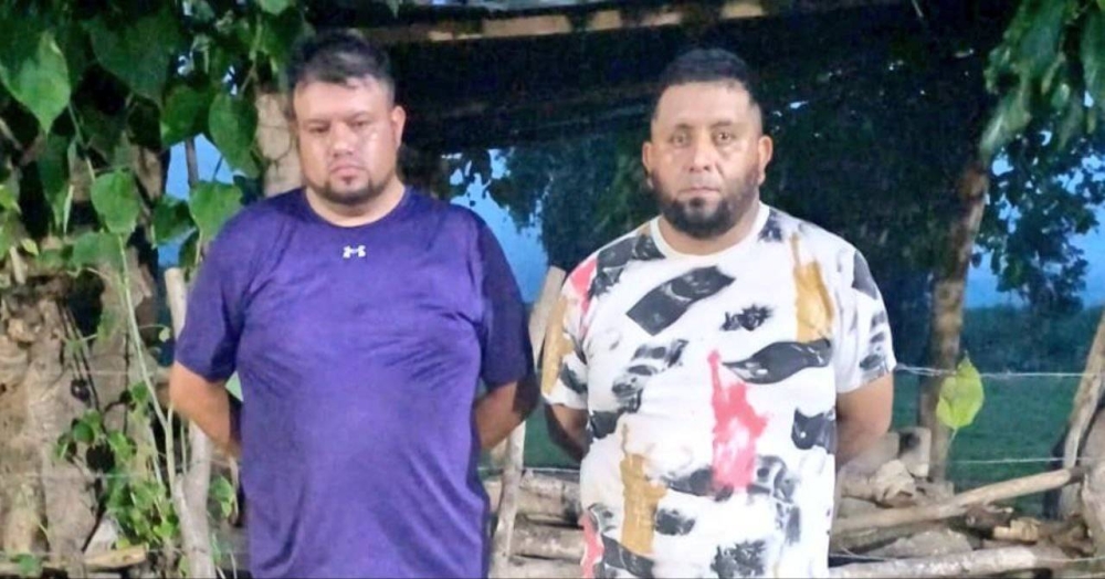 Capturan a dos guatemaltecos que portaban pistolas, cargadores y cartuchos