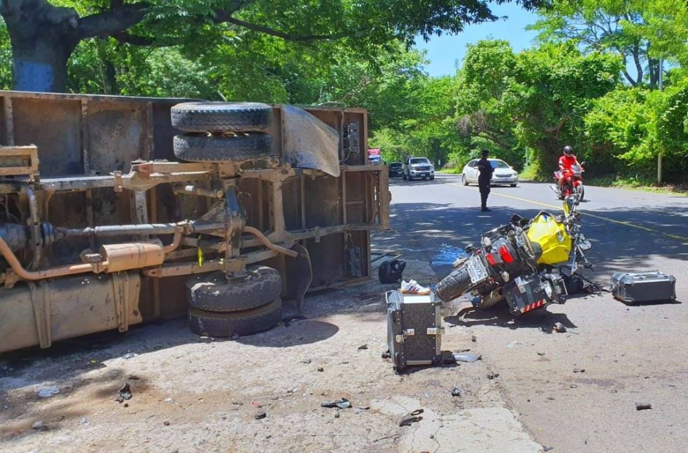 Dos lesionados en accidente entre un camión y una motocicleta en San Miguel