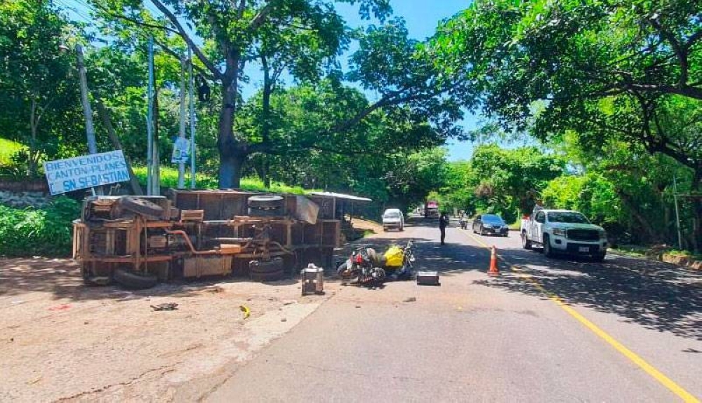 PNC confirma la muerte de padre e hijo que colisionaron con un camión en San Miguel