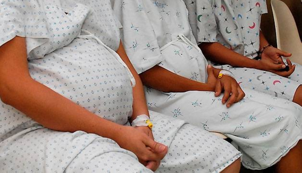 Embarazos en adolescentes salvadoreñas se redujeron en 68 % en la última década