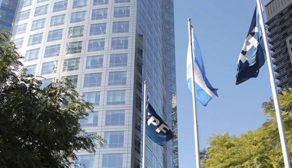 Jueza de Nueva York ordena a Argentina desprenderse de YPF