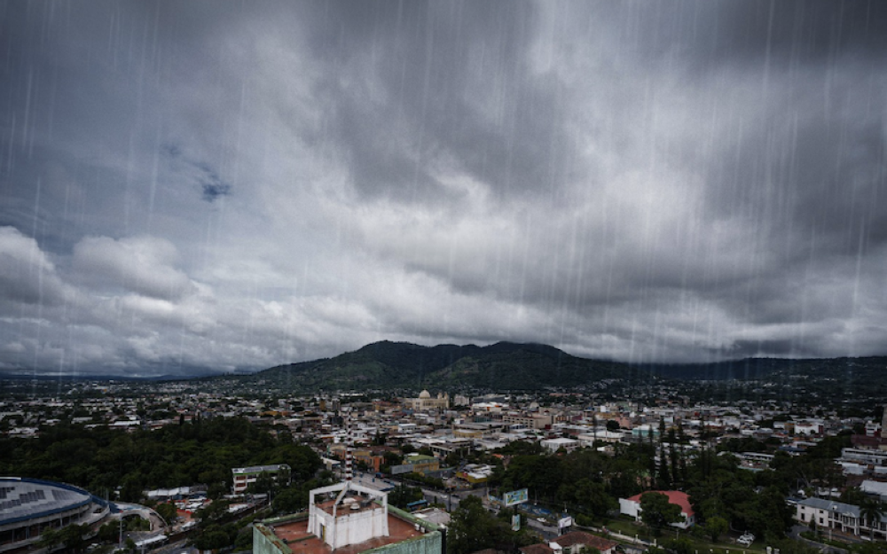 Una onda tropical mantendrá lluvias en El Salvador este miércoles