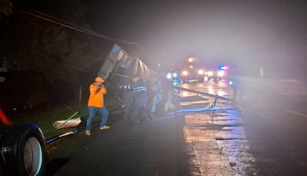 Retiran valla que obstaculizaba paso en carretera Litoral