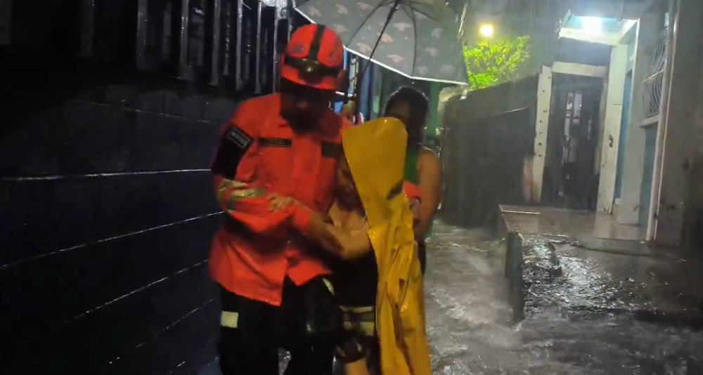 Evacúan a habitantes de la comunidad Darío González por tormenta del martes y reportan decenas de árboles caídos en la capital