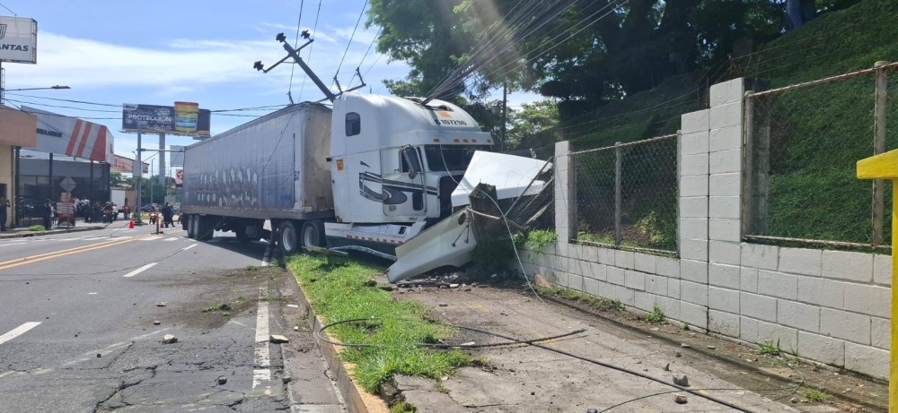 Una rastra se accidentó frente al cementerio La Bermeja y derribó postes de electricidad