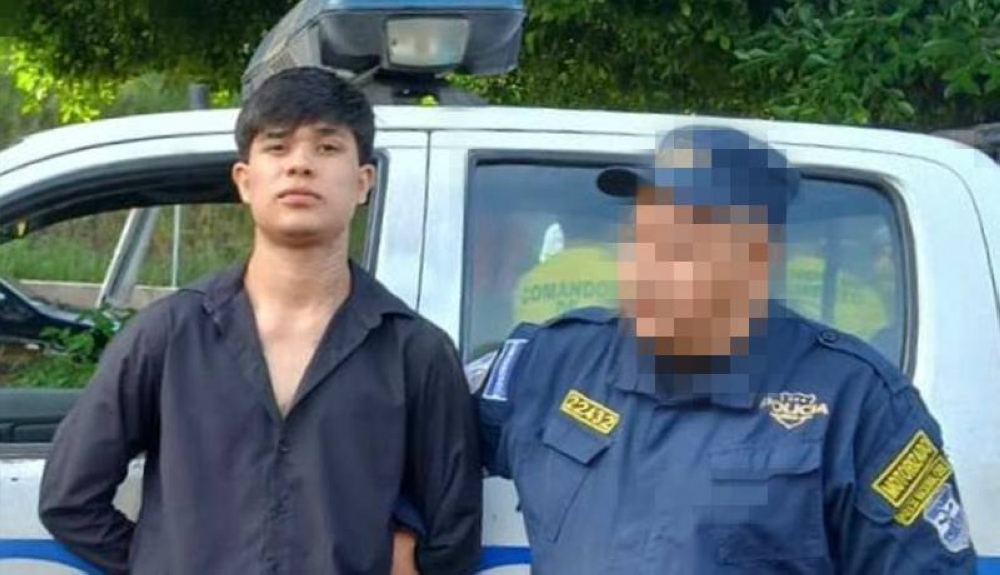 Capturan a conductor ebrio que volcó en redondel Unicaes de Santa Ana