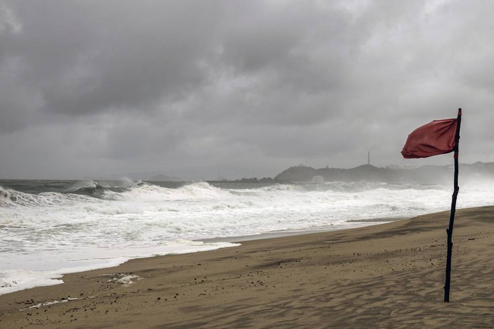 El huracán Flossie se debilita a categoría 2 frente a costas del Pacífico mexicano
