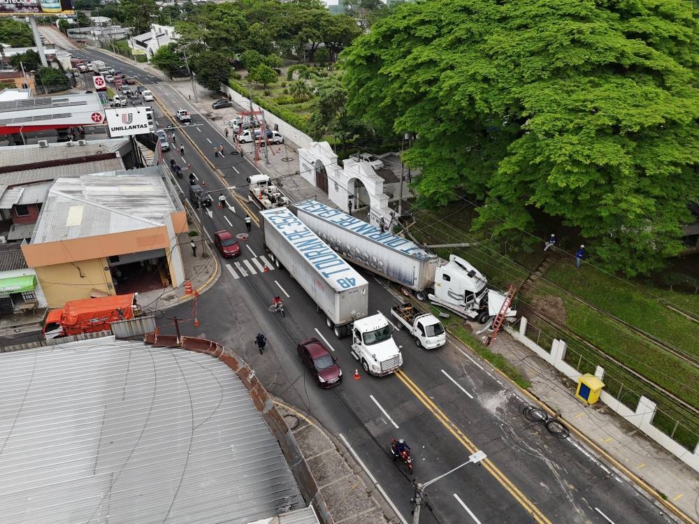 Paso aún restringido en el bulevar Venezuela por rastra chocada