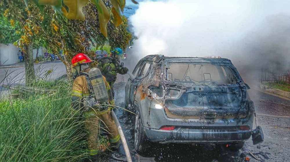 Un vehículo se incendia en urbanización La Cima III en San Salvador
