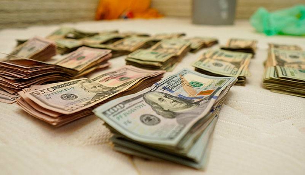 Una denuncia anónima deja un capturado y $28,000 incautados