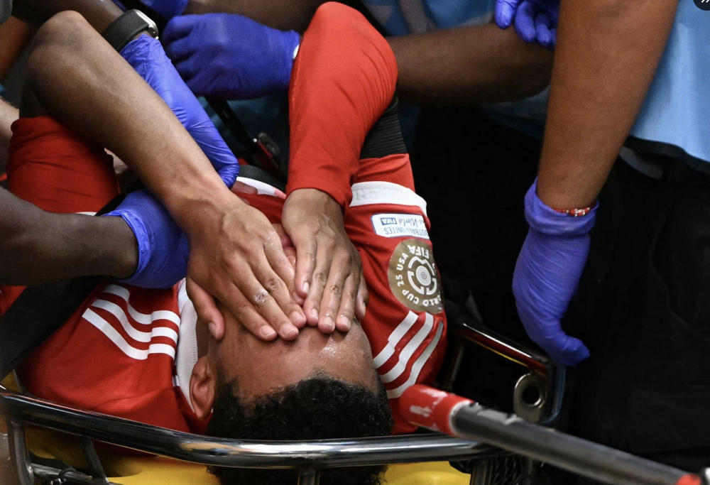 Jamal Musiala abandona el campo lesionado en el PSG-Bayern