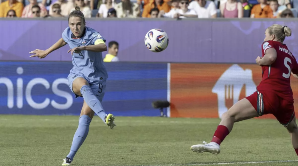 Países Bajos gana a la debutante Gales en la fiesta del gol 100 de Miedema