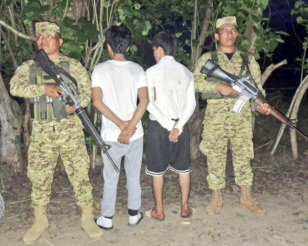 Dos menores de edad capturados en Garita Palmera con una bolsa de marihuana
