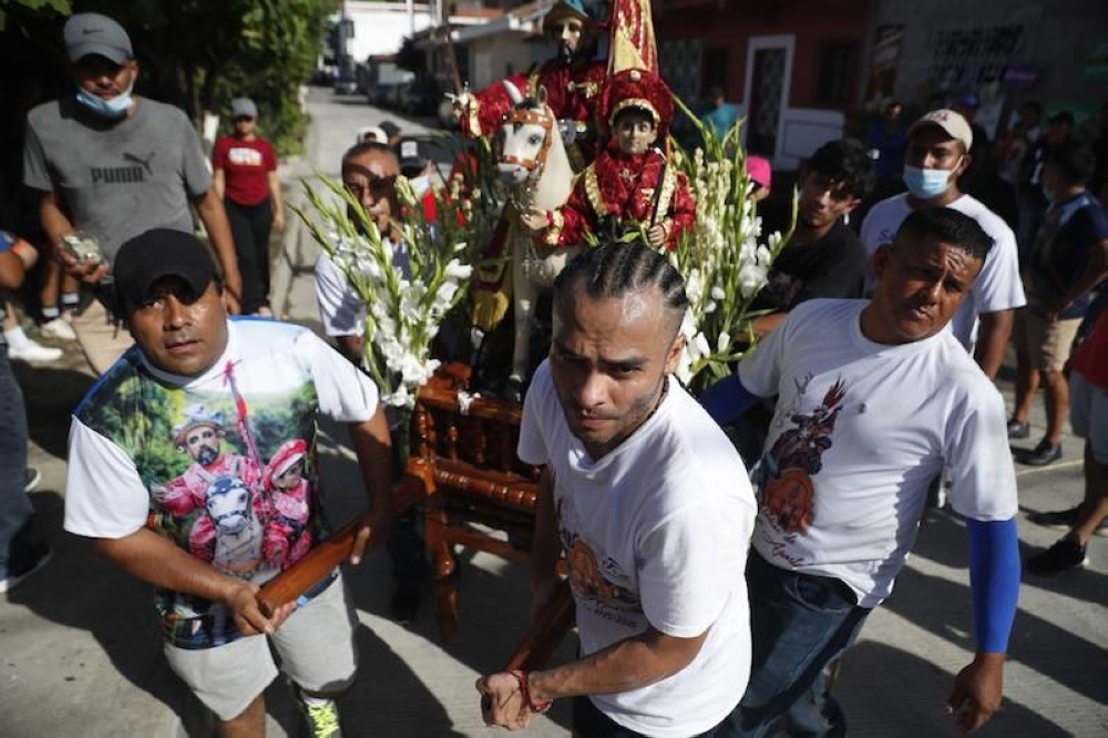 Devoción y pólvora: Apastepeque celebra la centenaria procesión de Santiago Apóstol