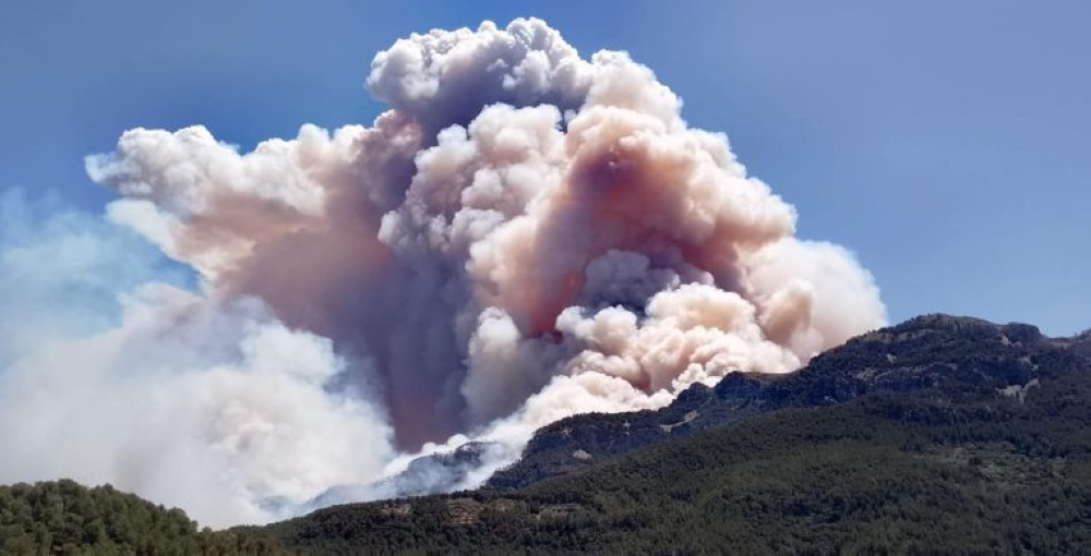 Un incendio de alta densidad quema 500 hectáreas y confina a 2,000 personas en España