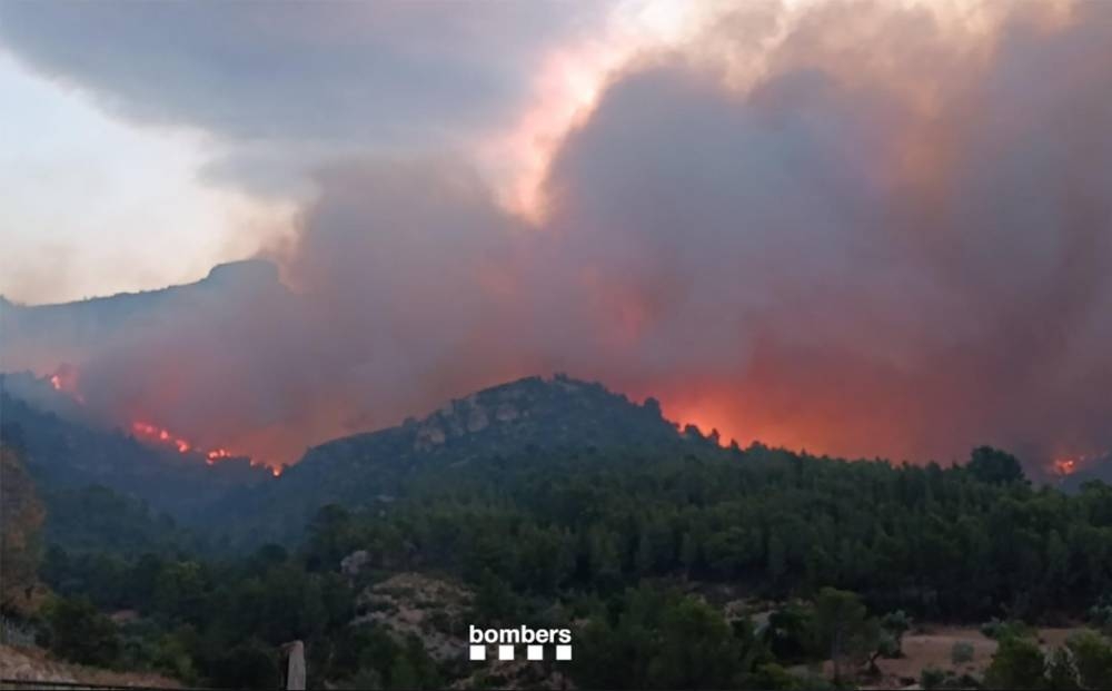 El incendio de Cataluña obliga a confinar a 18,000 vecinos y afecta casi a 3,000 hectáreas