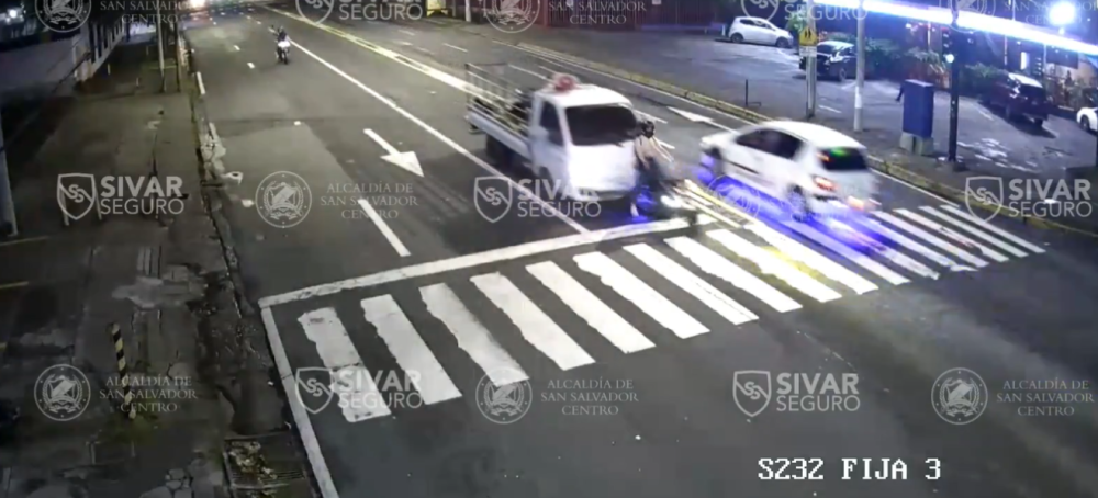 Video: Cámaras de Sivar Seguro captan momento en que camión embiste a motociclista en la alameda Roosevelt