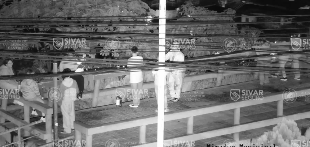 Multan a personas por consumir bebidas alcohólicas en un mirador de San Salvador