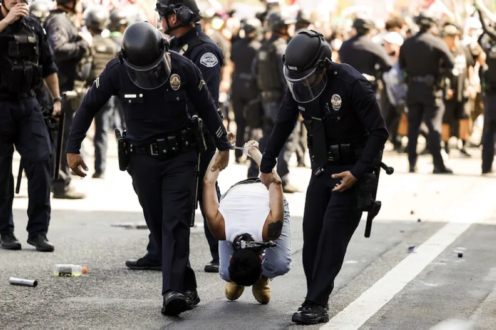 Inmigración de EEUU traslada a detenidos lejos de sus hogares pese a tener camas disponibles cerca, revela informe