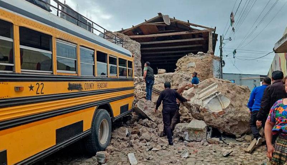 Dos muertos en Guatemala por caída de piedra tras sismos