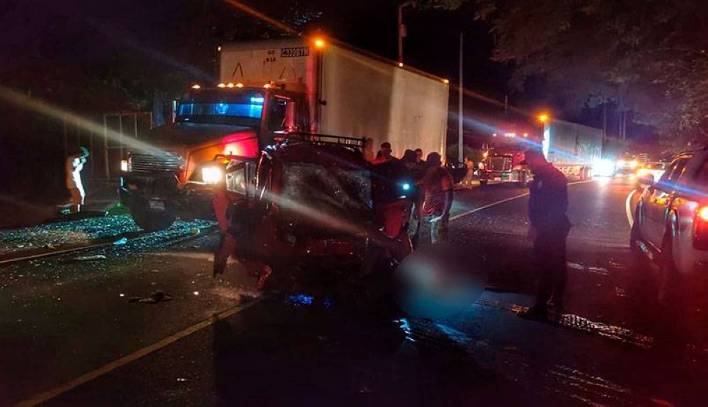 Dos adultos muertos y dos menores lesionados en accidente en Teotepeque