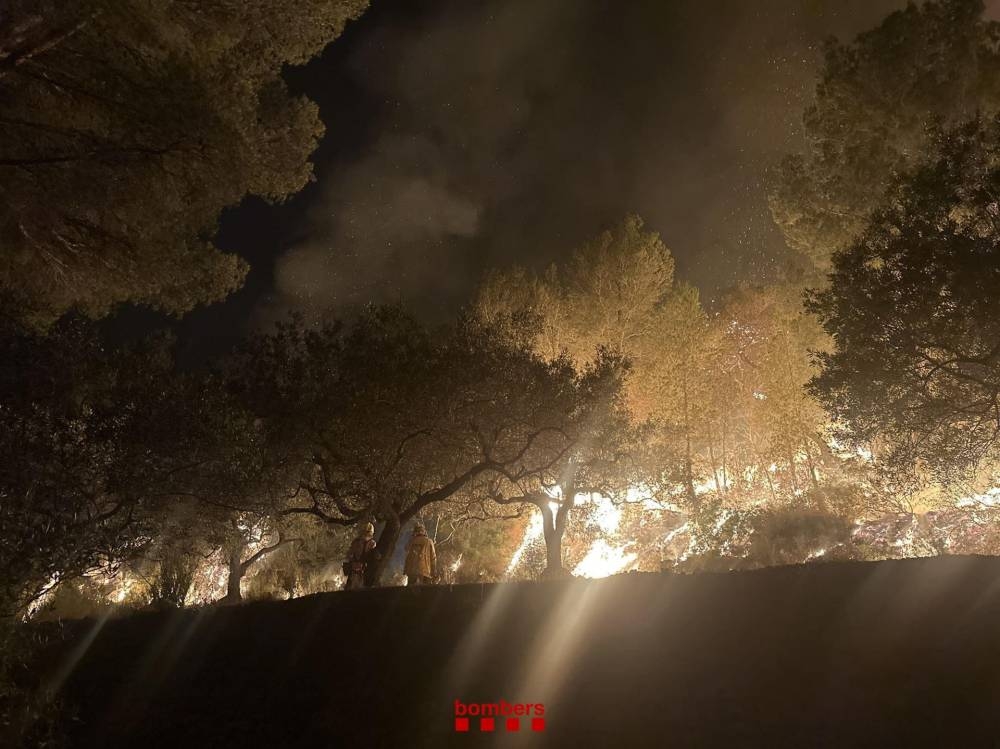 Bomberos dan por estabilizado incendio de Cataluña (España) tras afectar a 3,321 hectáreas