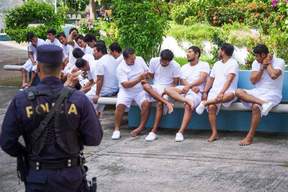 FGR pide mantener en prisión a 17 extranjeros por tráfico de cocaína valorada en $158 millones