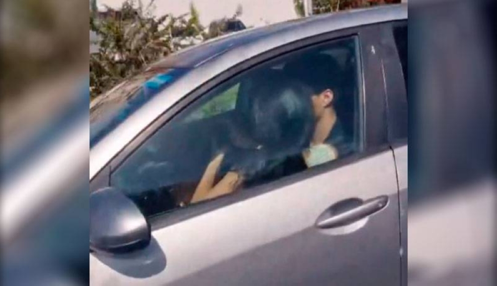 VMT sanciona a conductor que manejaba con una mujer en sus piernas