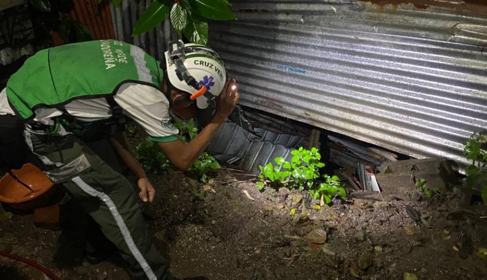 Un derrumbe sobre una vivienda, árboles caídos, inundaciones y deslizamientos dejaron lluvias