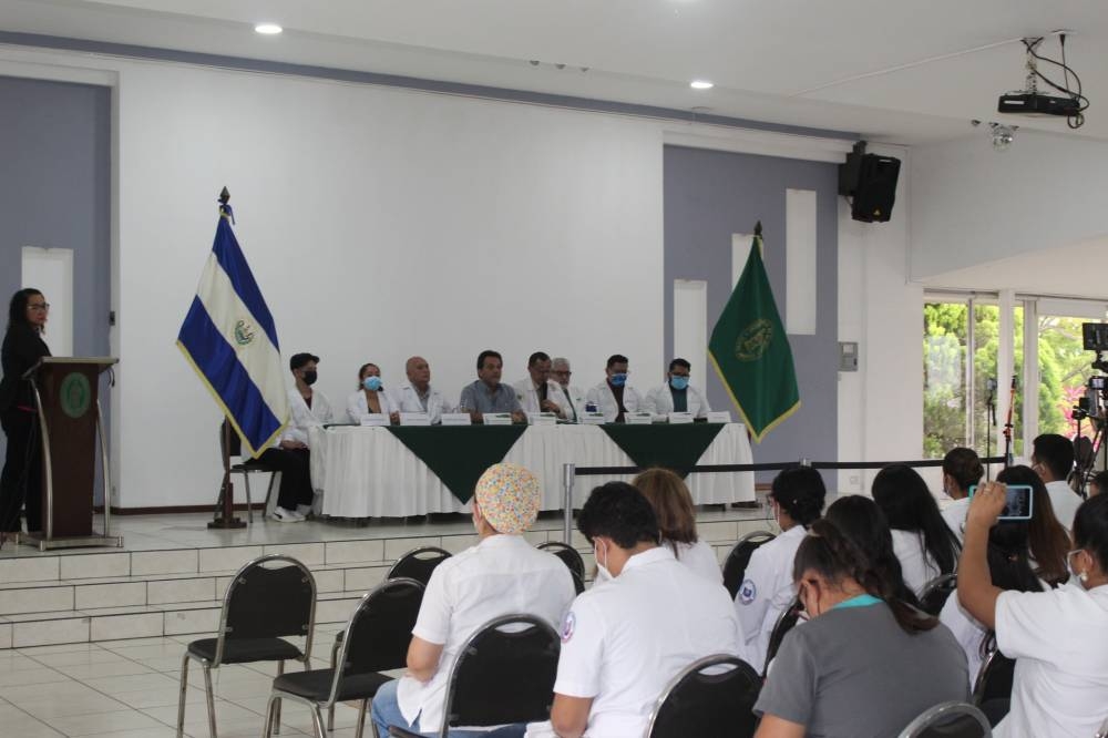 Colegio Médico llama a ministerios y universidades a buscar solución para médicos internos