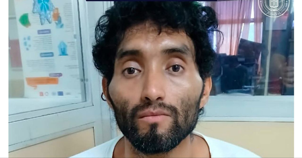 Ordenan internamiento para hombre que cargó a su hermano muerto a un templo en Santa Ana