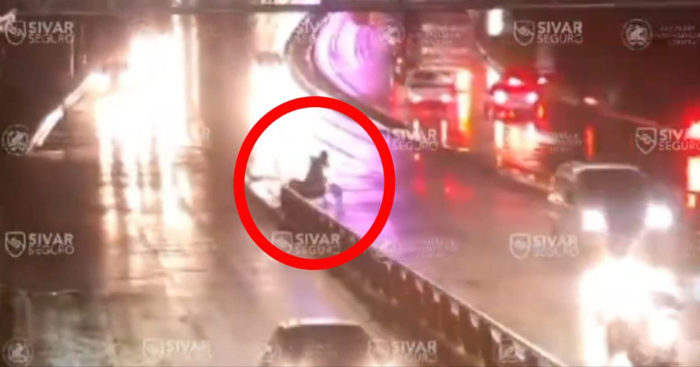 Cámaras captan momento en que motociclista impacta contra separadores en la 49 avenida Sur