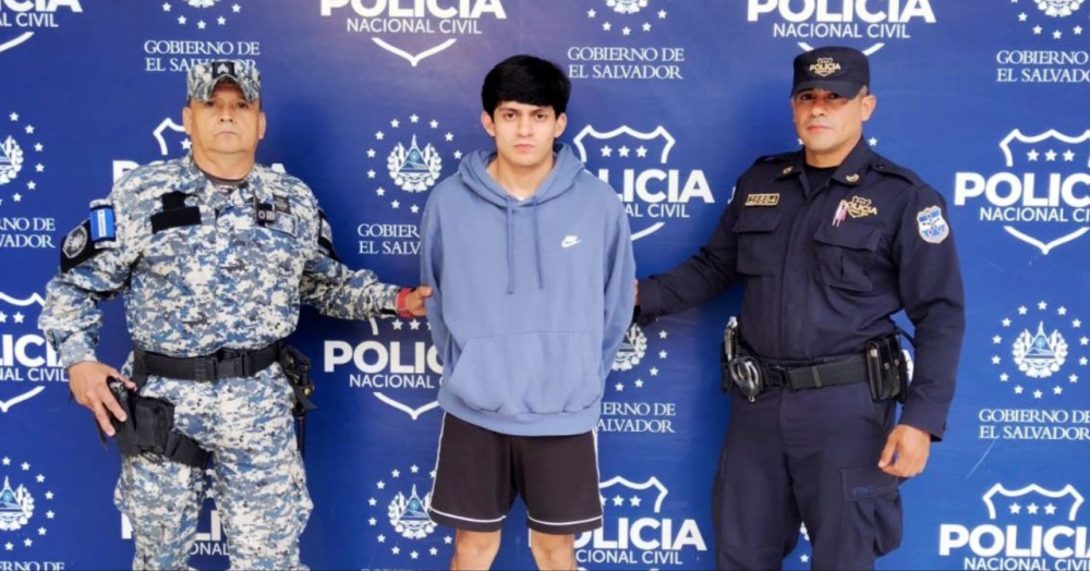 Joven choca vehículo, moto e intenta atropellar a policías según la PNC, que lo señala de cuatro delitos