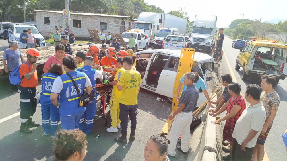 Varios heridos en choque entre un cabezal y dos vehículos en Quezaltepeque