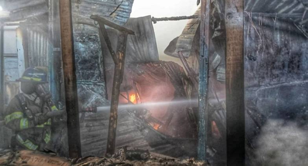 Bomberos investiga causas de incendio en mercado de Soyapango