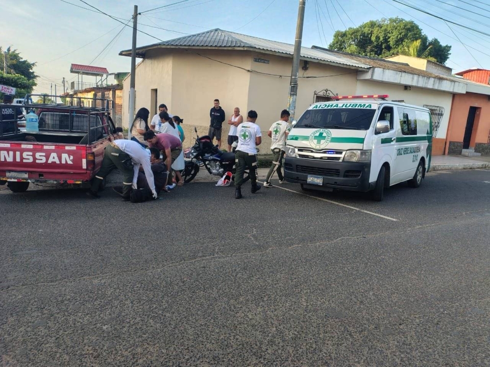 Vehículo incendiado y ciclista lesionado dejan accidentes viales en primeras horas del martes