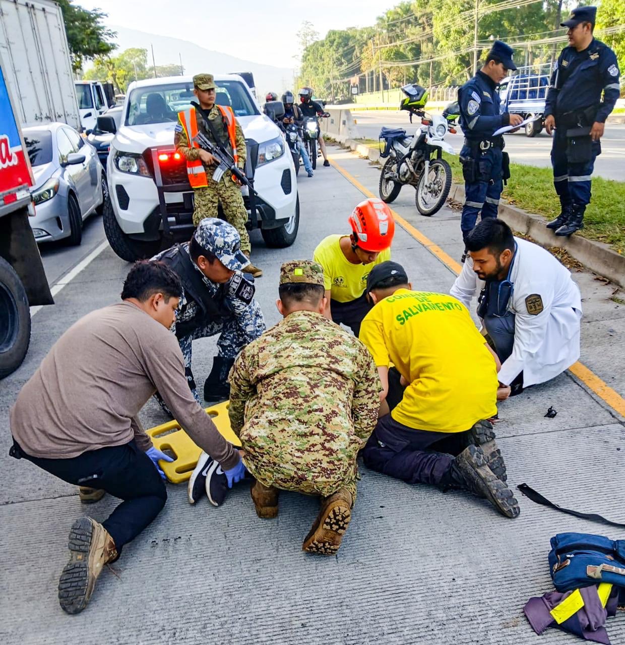 Mujer es atropellada por conductor de camión en carretera a Santa Ana