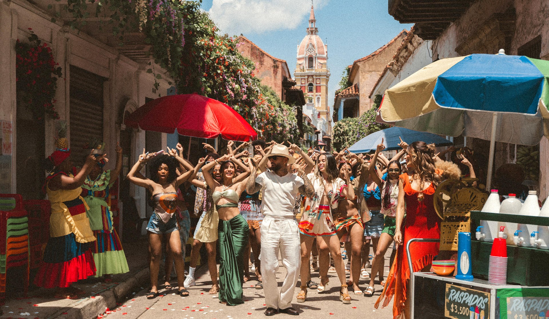 Maluma enciende el calor del verano con «Bronceador» y Ariadna Gutiérrez