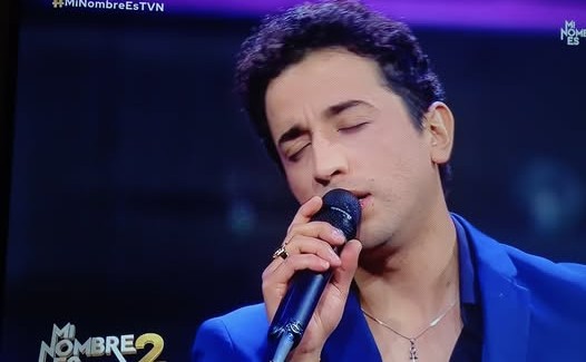 Chileno deslumbra con su imitación de Álvaro Torres en el reality «Mi Nombre Es 2»